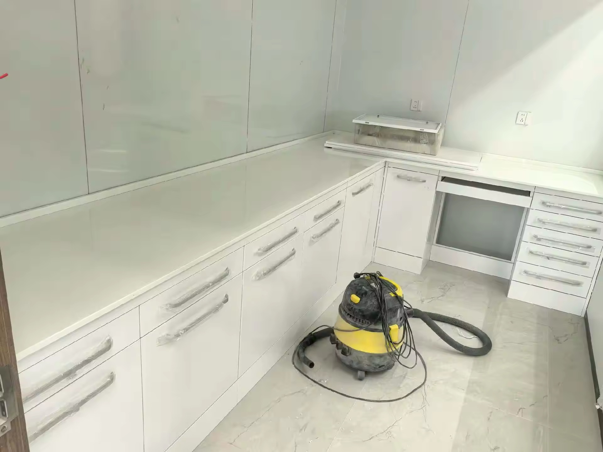 病院用家具、病院用キャビネット、病院用ラボ、移動式歯科診療所 - Medical Lab Design のレビューと価格